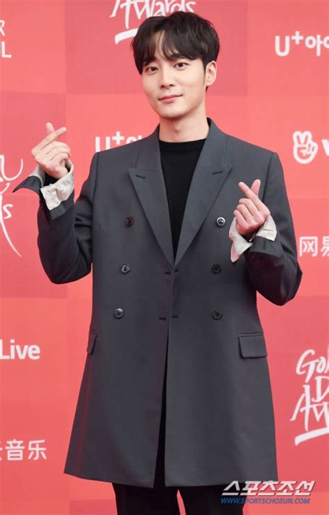 At The Age Of 27 Roy Kim Joined The Marines And Had A Beggar Amp 39 S Life