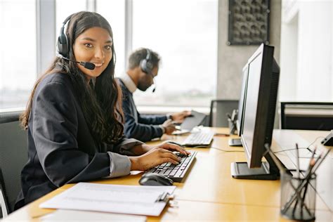 Free Photo It Support Personnel Working In Call Center