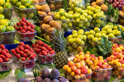 Mostrador Del Mercado De Frutas Y Verduras Una Variedad De Frutas