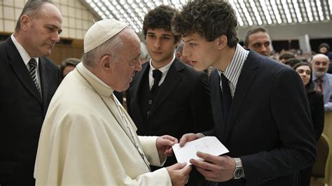 Pope To Students Don T Be Slaves To Your Mobile Phones Vatican News