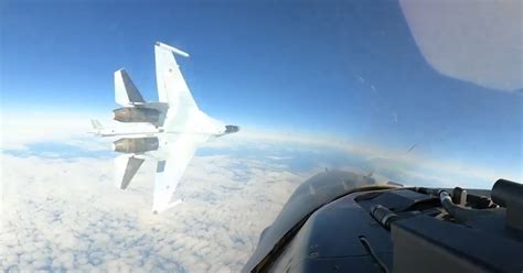 Russian Fighter Jet Flies Dangerously Close To U S F 16 Near Alaska Russia Fighterjet F16 Airforce Norad Us Military Defense