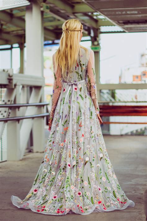 Simple Floral Wedding Dresses: Timeless Elegance