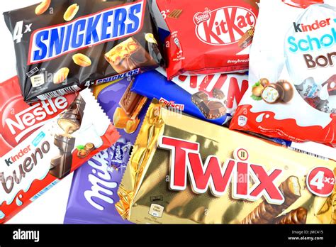 Une Bande De Chocolat Y Compris Snickers Twix Crunch Milka Kit Kat