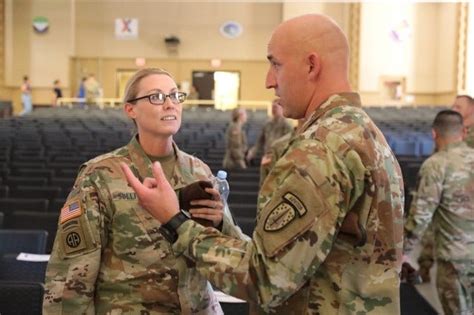 Une Commandante De L Amp 39 Arm E Fait Face Des Affirmations Sauvages Selon