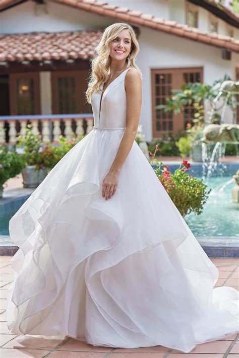 Elegant Wedding Dress With Organza: Your Dream Look Revealed
