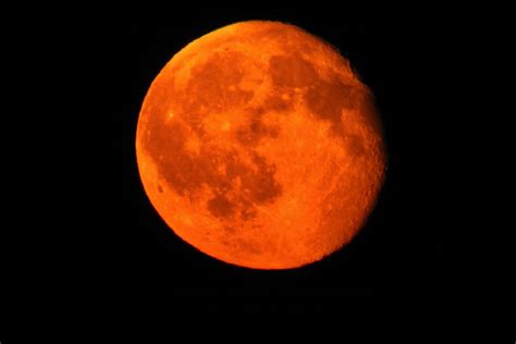 Why is the Moon Orange: Sky Mystery?